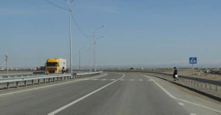 Passage piéton sur un tronçon à quatre voies de l’autoroute au sud de Kysylorda