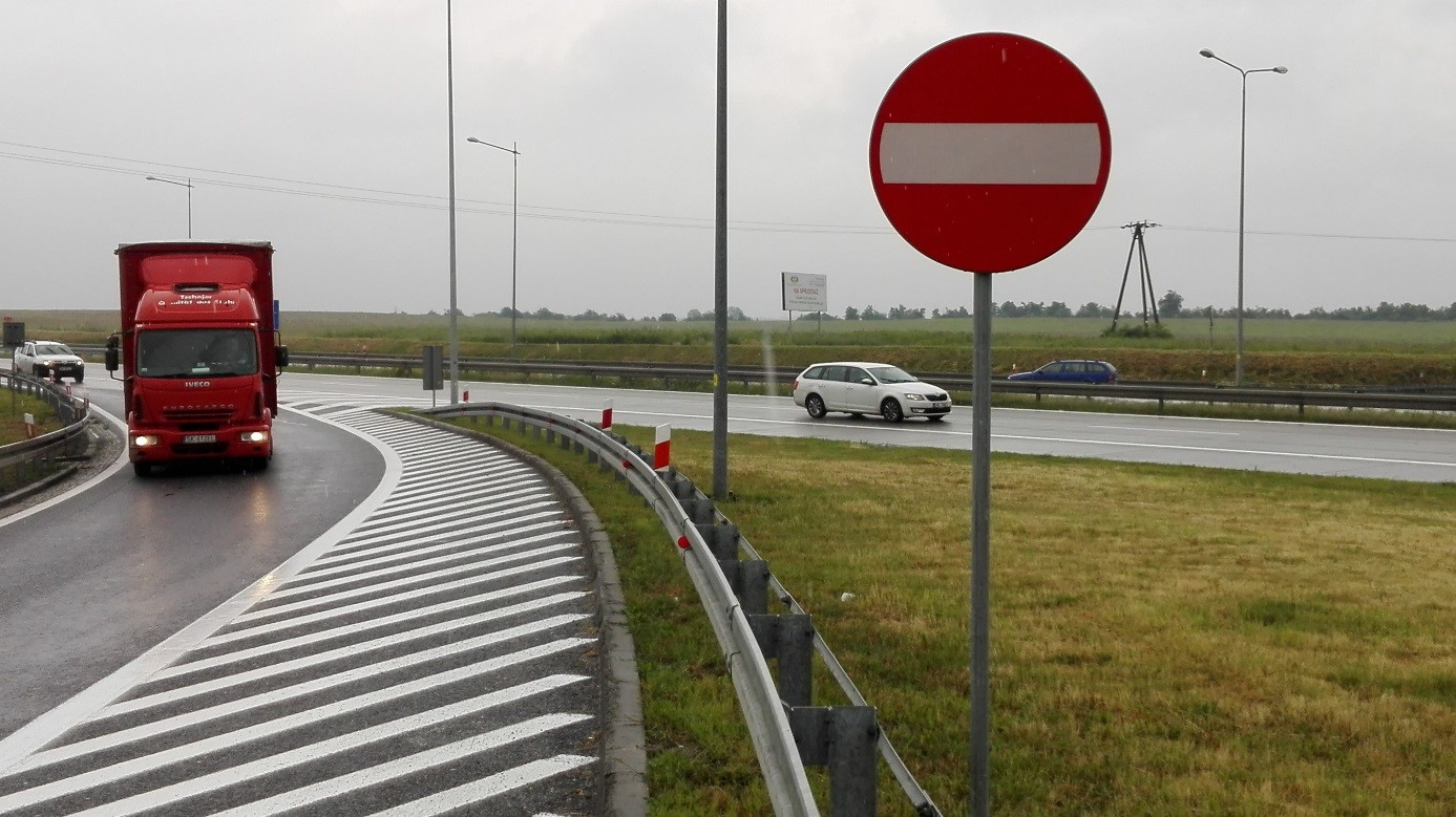 Figure 10.7 An example of low cost improvement on old motorway A-4 in Poland. 